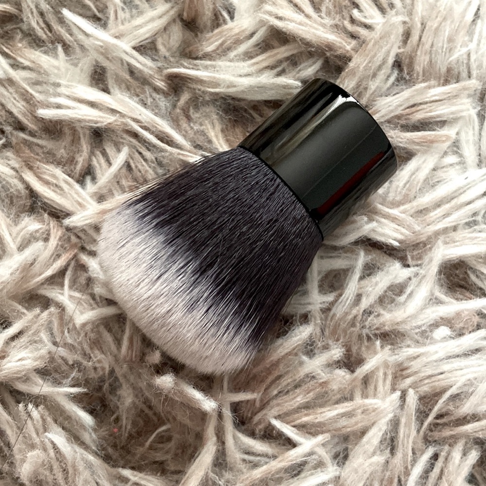IL MAKIAGE magic moisturizing sun foam brush